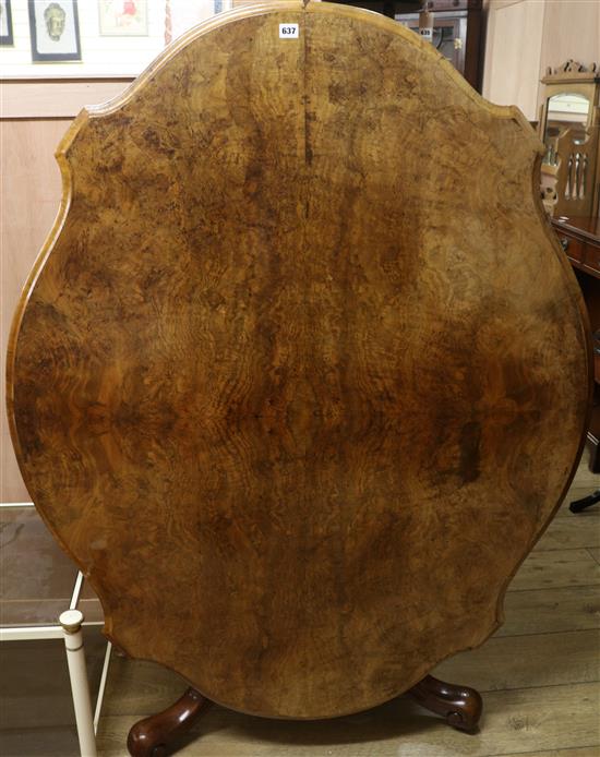 A Victorian figured walnut breakfast table, W.145cm